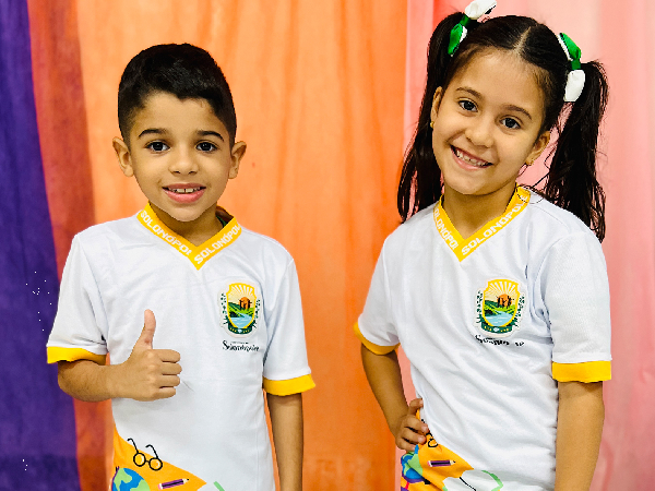 Prefeitura de Solonópole Realiza Entrega de Uniformes Escolares para Alunos do Ensino Infantil e Fundamental